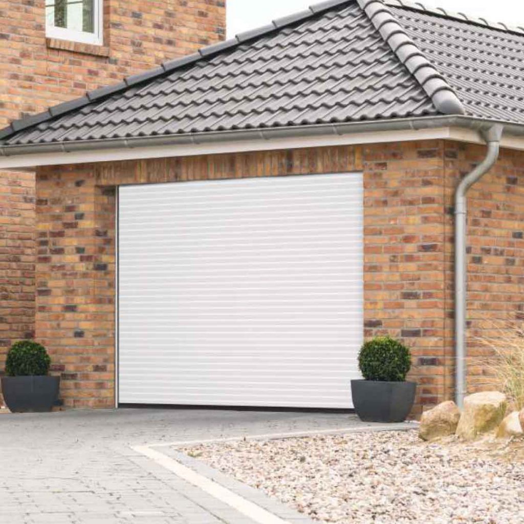 Porte de garage enroulable sur maison en brique traditionnelle