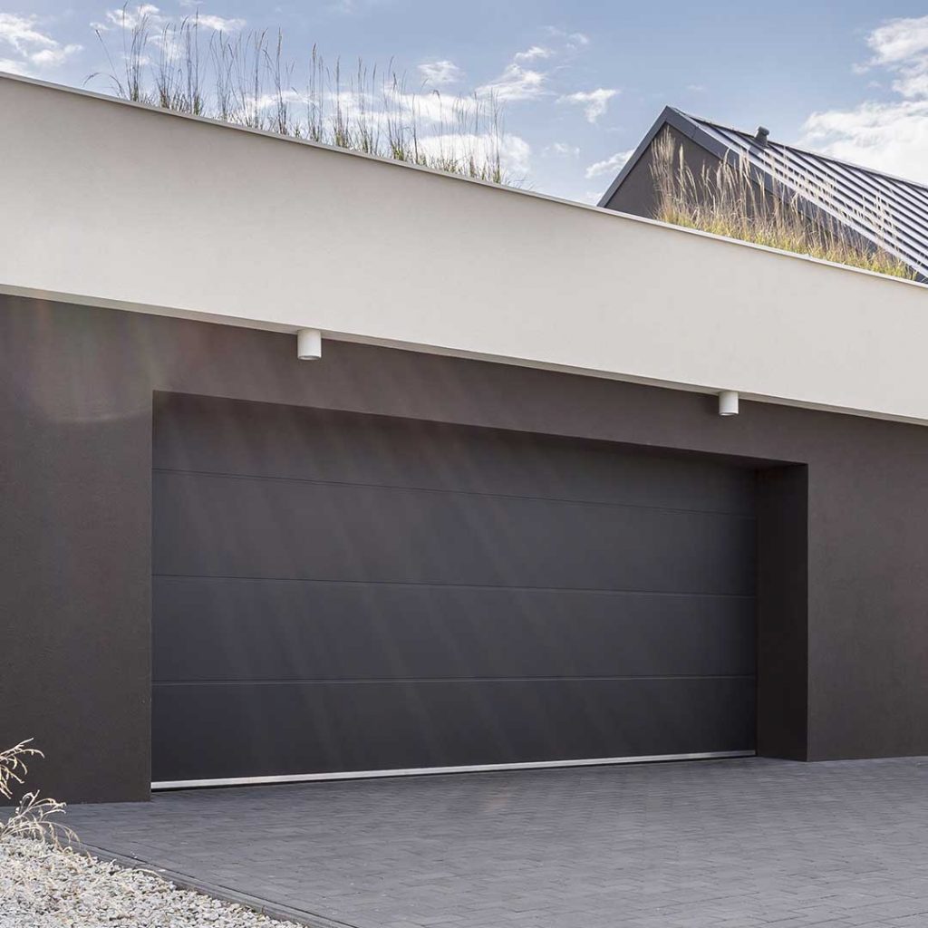 porte de garage sectionnelle sur une maison de plage moderne
