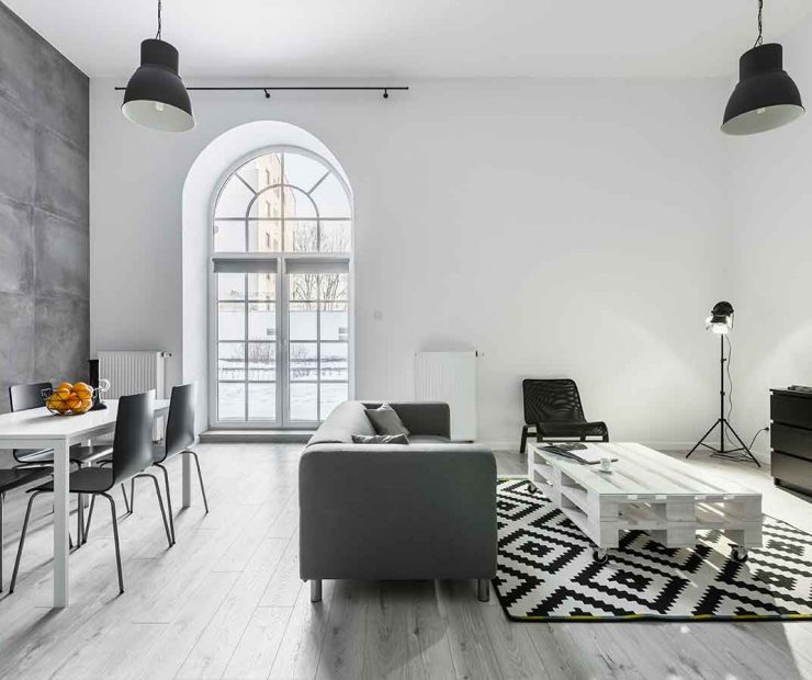 fenêtre pvc cintré dans un salon moderne